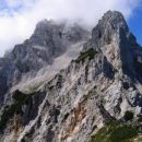 Kukova špica se je skrila v oblake, tako da je drzen stolp Vrha nad Mužici začasno pridobi