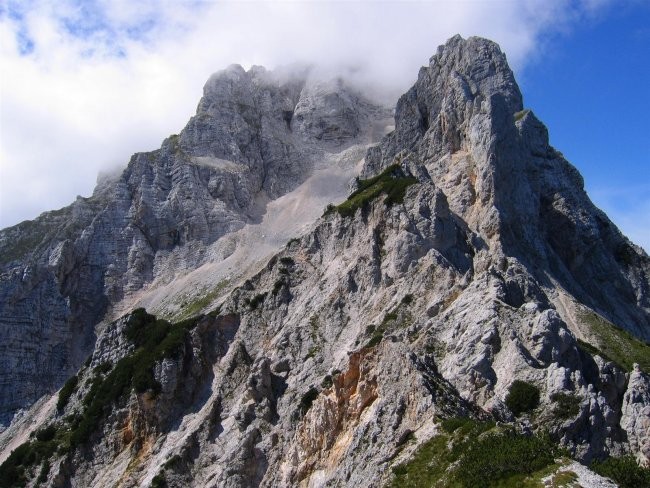 Kukova špica se je skrila v oblake, tako da je drzen stolp Vrha nad Mužici začasno pridobi