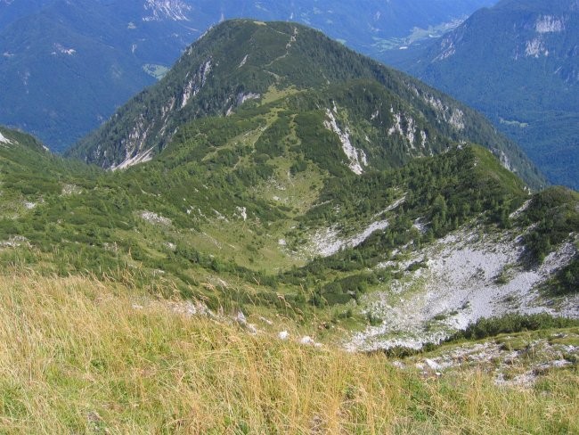 Pogled z vrha proti Njivicam in Vrtaškemu vrhu; na levi je tudi viden začetek dolinice, po