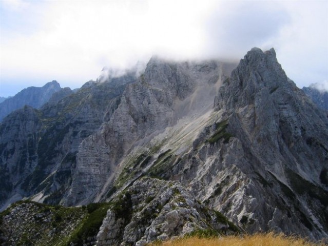 Pogled vzdolž glavnega martuljškega grebena, ki so ga že obdale megle