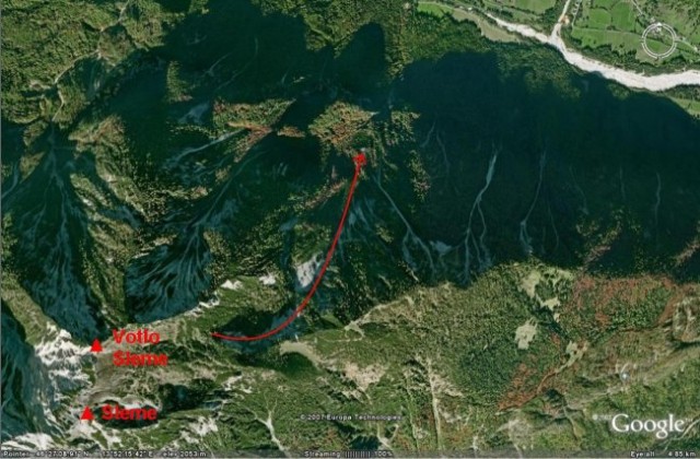 Zračni posnetek (Google Earth) terena z vrisano smerjo poteka sestopne dolinice (črta se k