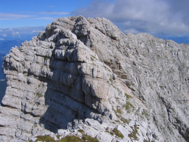 Pogled proti V Koncu špici z grebena proti Kotovi špici; na desni se vidi tudi Vevnica