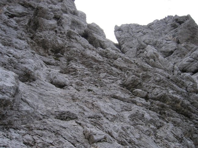 Začetni del prečke v grapo teče čez to razčlenjeno skalovje