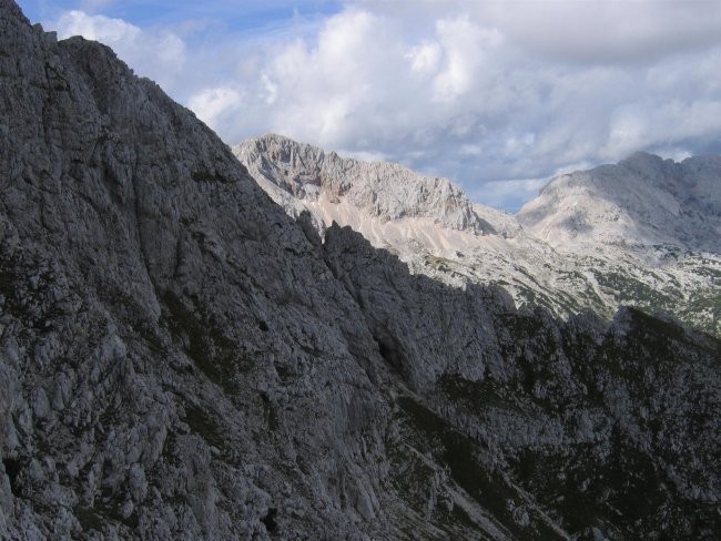Greben Tosc - Veliki Draški vrh, v ozadju Rž in Rjavina