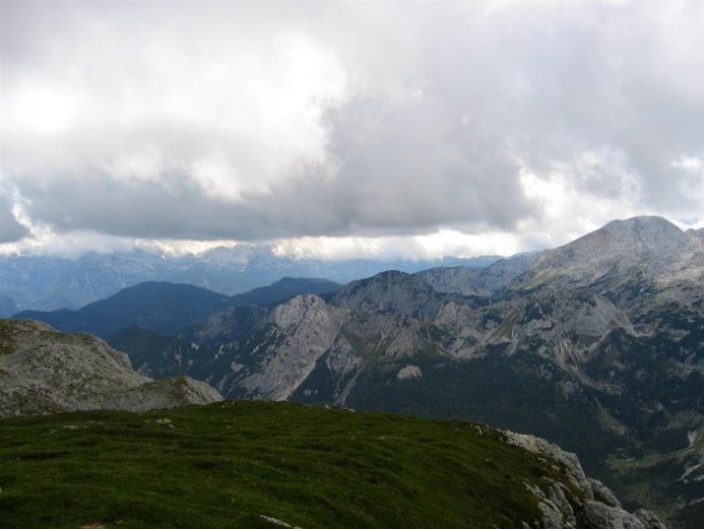Na vrhu Tosca: pogled proti Stogom, Ogradom, Debelemu vrhu in Spodnjim Bohinjskim goram v 