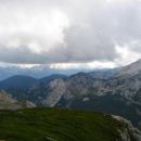 Na vrhu Tosca: pogled proti Stogom, Ogradom, Debelemu vrhu in Spodnjim Bohinjskim goram v 