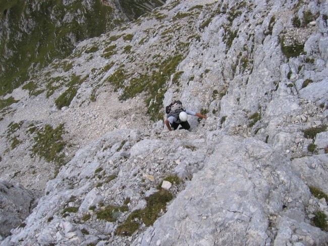 Z Bohinjskih vratc proti Toscu: poplezavanje čez nekoliko bolj strme skale že blizu vrha