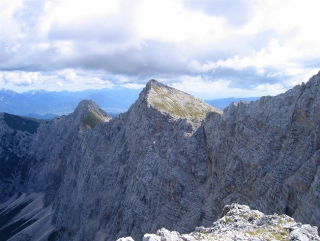Strme stene Malega in Velikega Draškega vrha nad Krmo