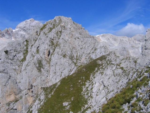 Greben s predvrha proti glavnemu vrhu Vernarja