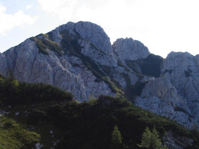 Ablanca; desno od glavnega vrha se lepo vidi predvrh in lahek obvoz pod njegovo steno