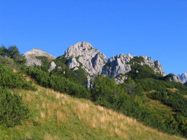 Končno na grebenu: pogled proti Ablanci, pred katero je še vrh Močile