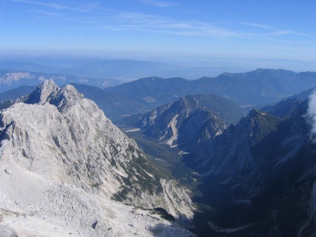 Pogled z Jalovca v Planico in greben Ponc levo nad njo