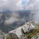 Meglen razgled z Moreža proti vrhovom na drugi strani Bale