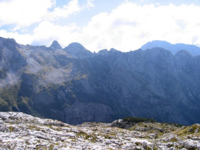 Pogled proti vrhovom onstran Bale; najbolj izstopata Špičica in Skutnik