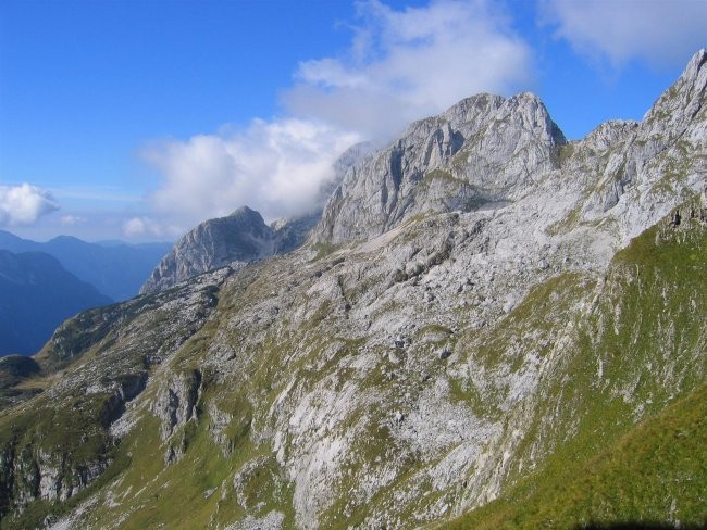 Pogled s sedla Čez Brežice vzdolž Loške stene