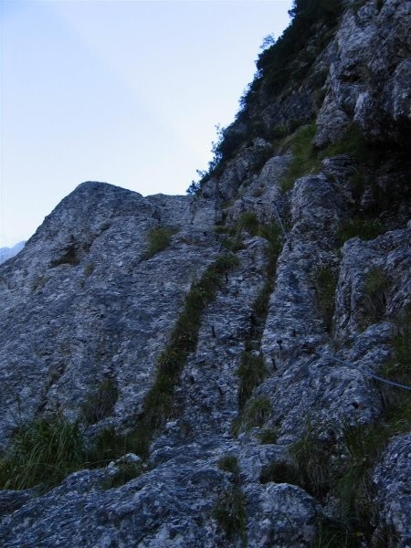 Spodnji del poti iz Koritnice proti sedlu Čez Brežice