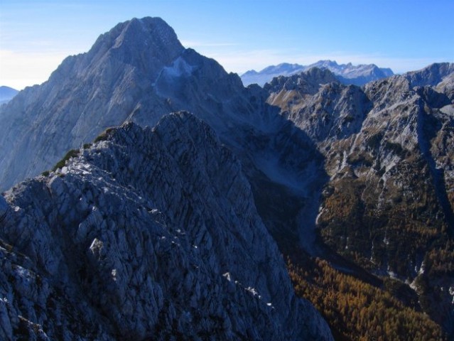 Nadaljevanje Srebrnjakovega grebena proti zahodu; v ozadju izstopa Bavški Grintavec, na de