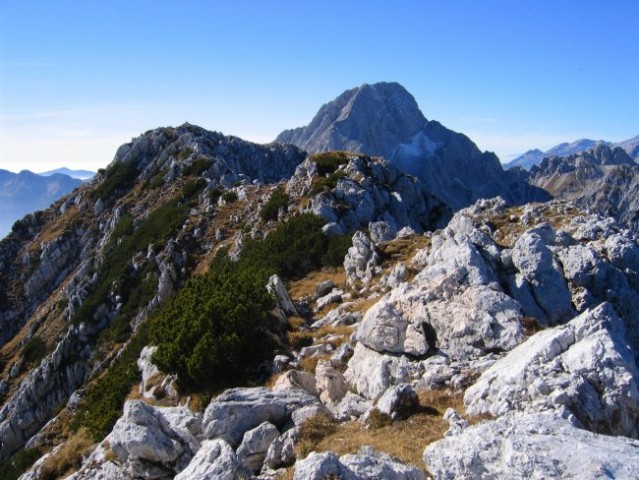Zadnji metri pred vrhom Srebrnjaka; zadaj Bavški Grintavec