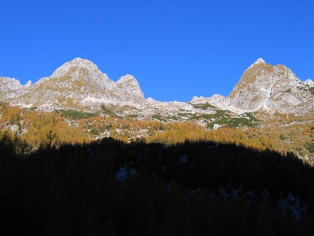 Pogled proti goram na drugi strani: levo Skutnik in Špičica, desno Griva