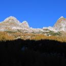 Pogled proti goram na drugi strani: levo Skutnik in Špičica, desno Griva