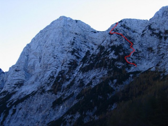 Približna smer najinega vzpona na Ribežne; predvsem v zgornji tretjini sicer nisem do deta