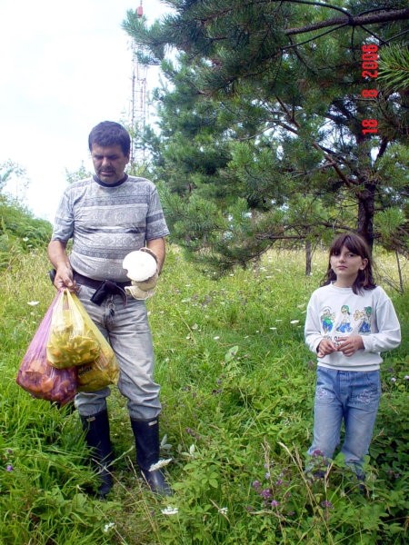 Ja i moja najmladja kci Amira i ona je osjetila zadovoljstvo branja gljiva
18.08.2006 KLE
