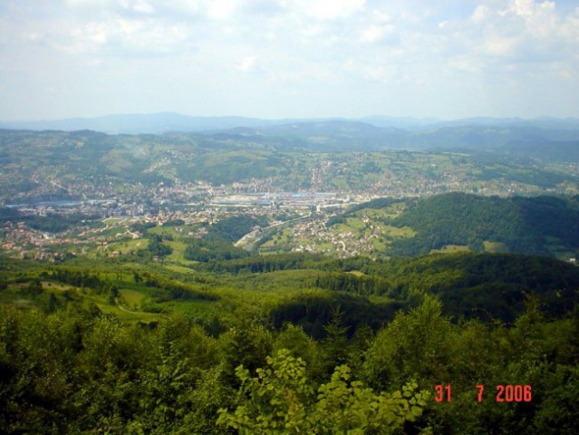 Panorama grada Zavidovića sa brda Klek.