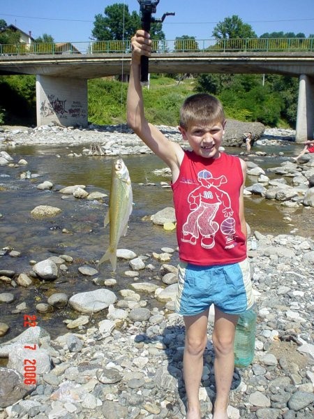 Koji Ulov pravi trofej moj mladji sin Eniz
na rijeci Gostović
Koja bezbrizna faca!
