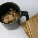 Material: papirnata vrečka za kruh (bistveno boljša kot kuhinjske brisače, katerih vlakna 