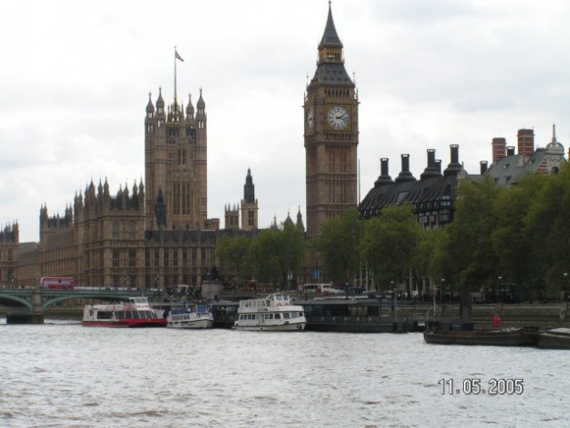 Westminsterska palača s Temze