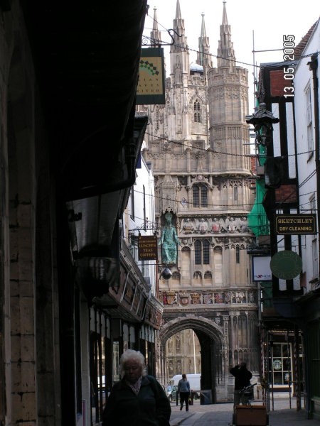 Pogled na katedralo skozi staro ulico