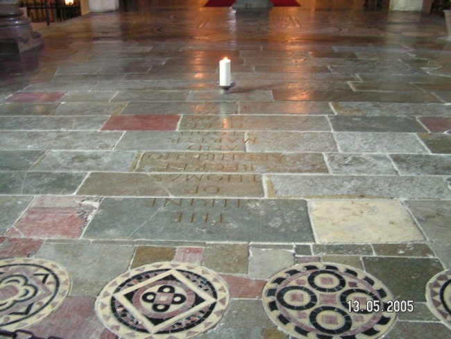 in sveča v spomin na škofa Thomasa Becketta, umorjenega v tej katedrali, tedaj še navadni 