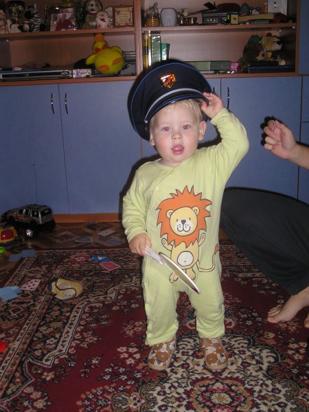 policist alex v pižami