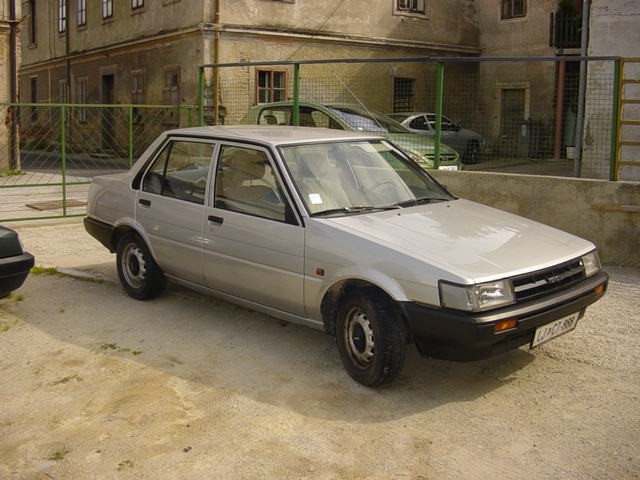 Prodam toyoto corollo, letnik 87, odlično ohranjena, redno servisirana, evro kljuka. Inf. 