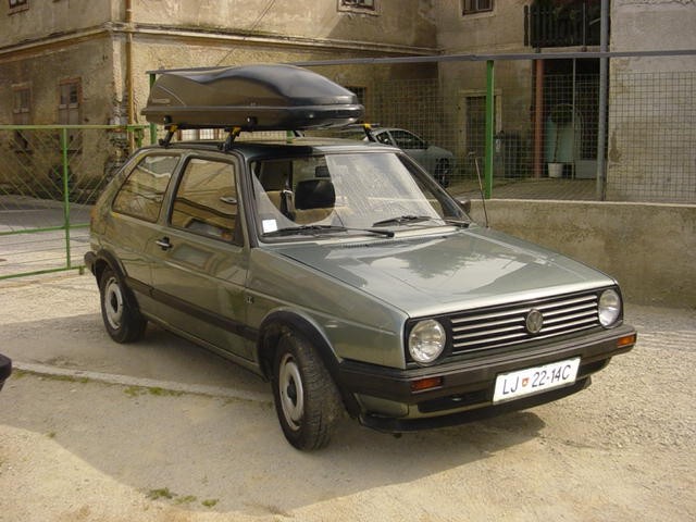 Prodam golf II., letnik 89, servisna knjiga, vlečna kljuka, cena 170.000 sit. Inf. 0402996