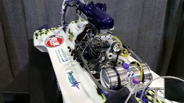 V8 dragster 1:4 - foto