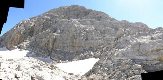 Panoramski snimak vršne stijene i završnog dijela uspona, crni dijelovi su još detalji koj