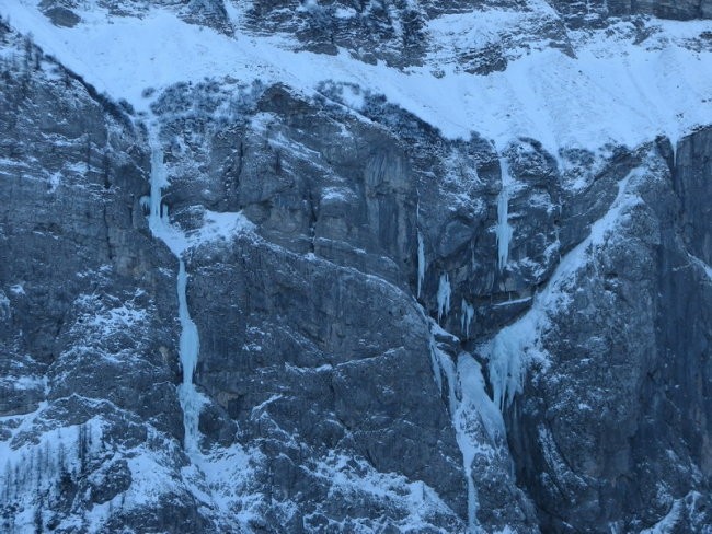 Ledna slapova v Mangartski steni ...