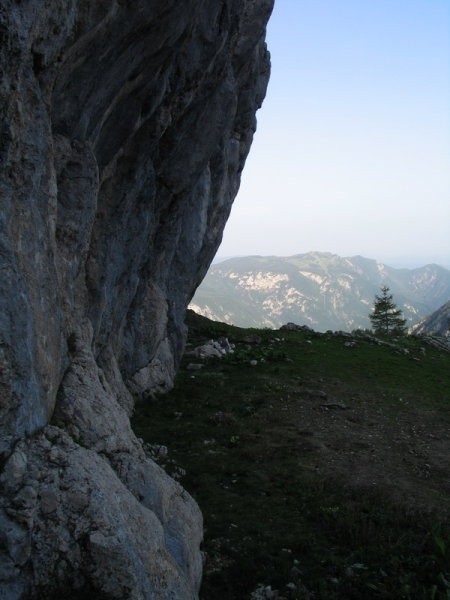 Neki junak je tule na enem robu visoko, narisal markacijo...