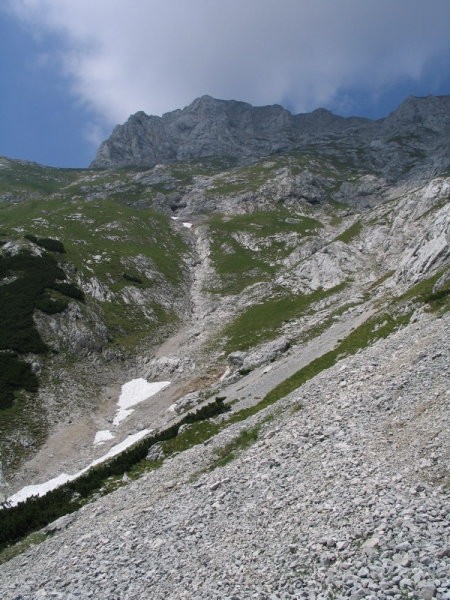 Prek grušča ter zgoraj v desno, položneje kot levo...