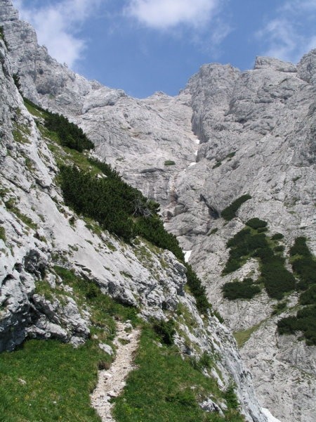 A grem vam v desno prikazat... tule bo treba čez, če greste proti Srebrnemu