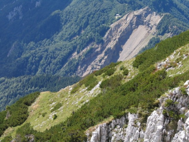 No, tjakaj dol gremo... koča se že vidi...