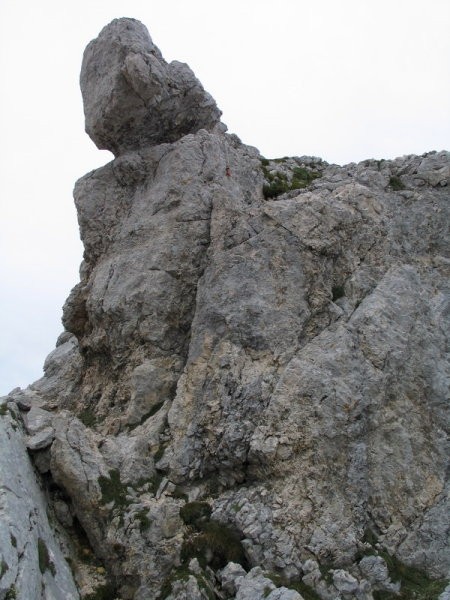 Vabi nas, mimo na vrh Škrnatarice, s tistimle klinom za spust, a ne...