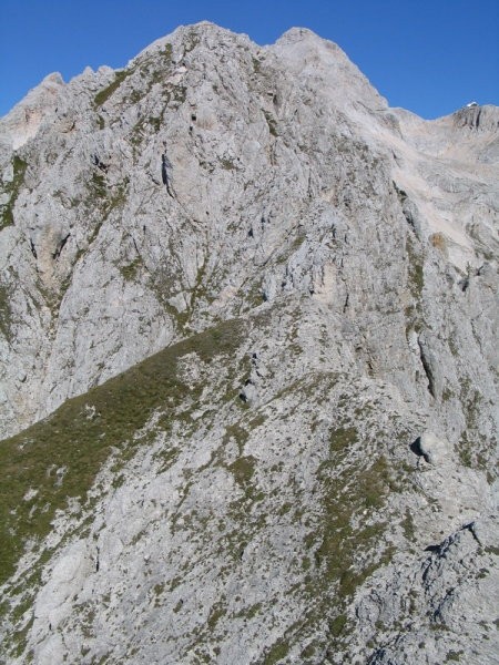 Aljažev stolp ravno nad vrhom... Vernarja.