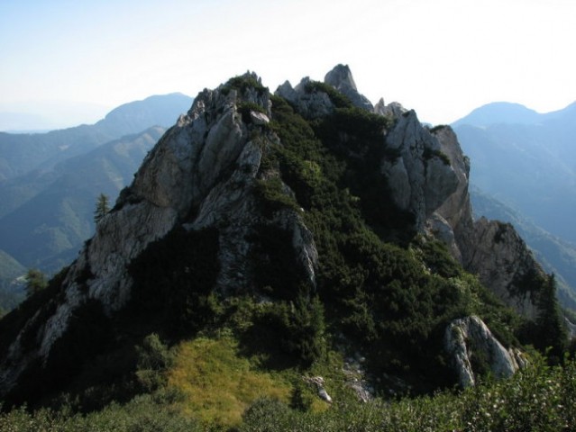 Pot se mu ogne spodaj po avstrijski strani, a gre, lepo brezpotno tudi čez vrh ...