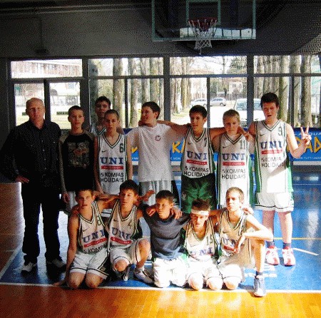 pionirska ekipa Union Olimpija na turnirju v Italiji 2004