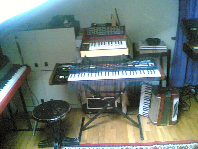 Juno 60, ter clavia nordlead 2 rack z lastnoročno imitacijo moog klaviatur