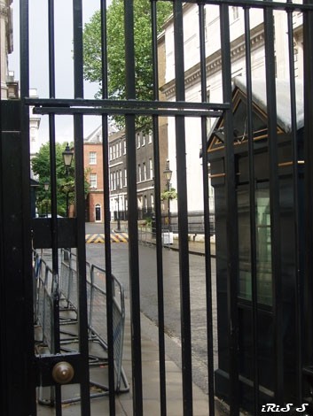 Downing Street (z 10-ko = črna stavba)