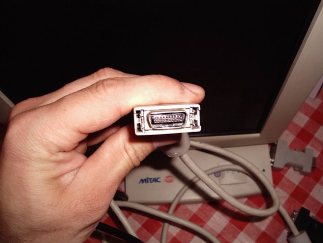 Konektor kabla, paše na priložen adapter