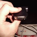 Priložen adapter, vidna je stran, ki se priklopi na kabel. Na drugi strani je DVI, ki gre 